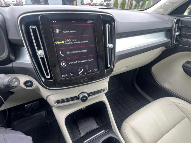 2022 Volvo XC40 T5 Momentum
