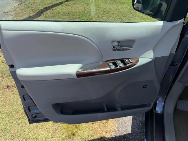 2013 Toyota Sienna XLE V6 8 Passenger