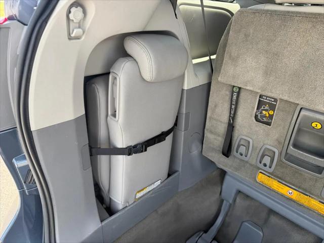 2013 Toyota Sienna XLE V6 8 Passenger