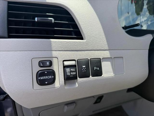 2013 Toyota Sienna XLE V6 8 Passenger