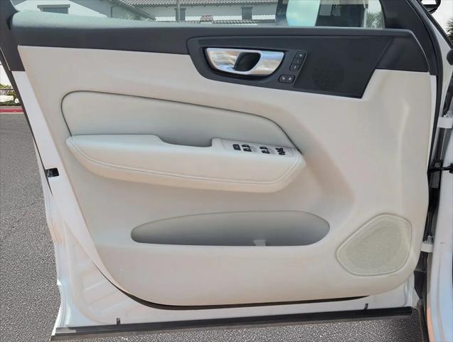 2024 Volvo XC60 Recharge T8 Core Dark Theme