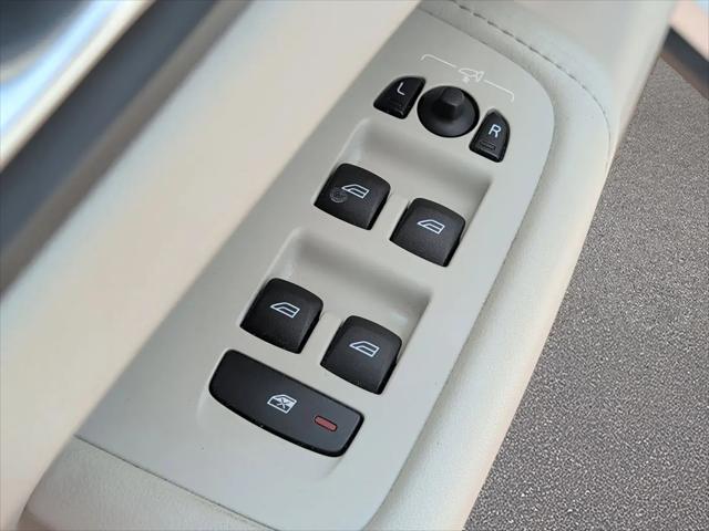 2024 Volvo XC60 Recharge T8 Core Dark Theme