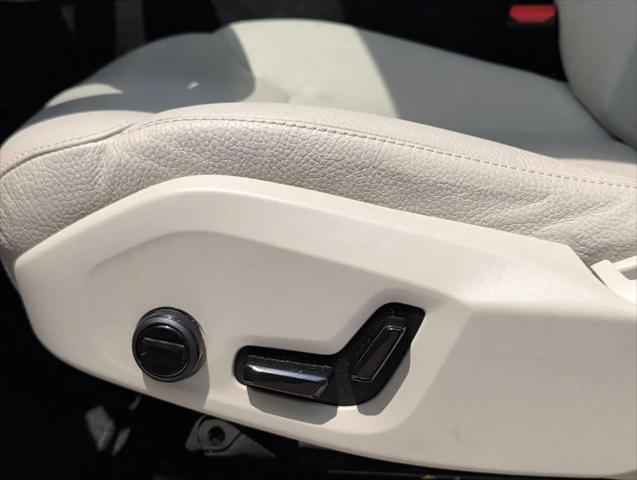 2024 Volvo XC60 Recharge T8 Core Dark Theme