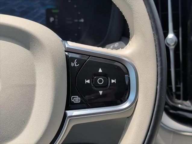 2024 Volvo XC60 Recharge T8 Core Dark Theme