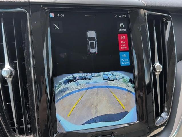 2024 Volvo XC60 Recharge T8 Core Dark Theme