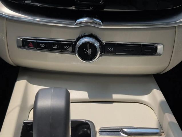 2024 Volvo XC60 Recharge T8 Core Dark Theme