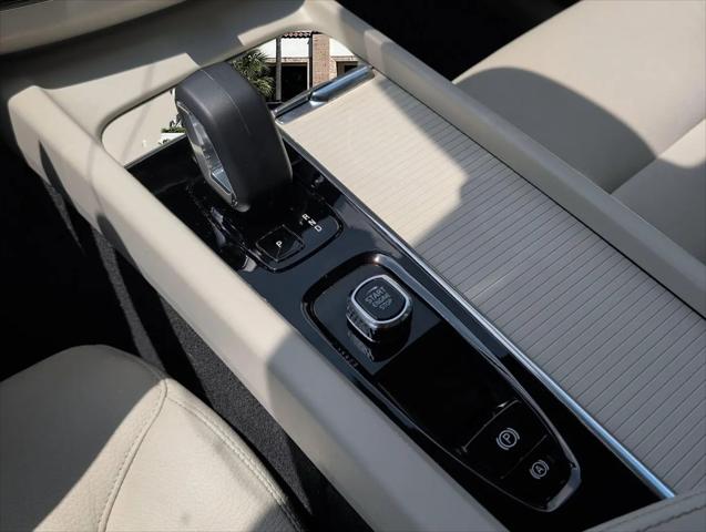 2024 Volvo XC60 Recharge T8 Core Dark Theme