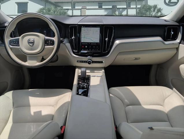 2024 Volvo XC60 Recharge T8 Core Dark Theme
