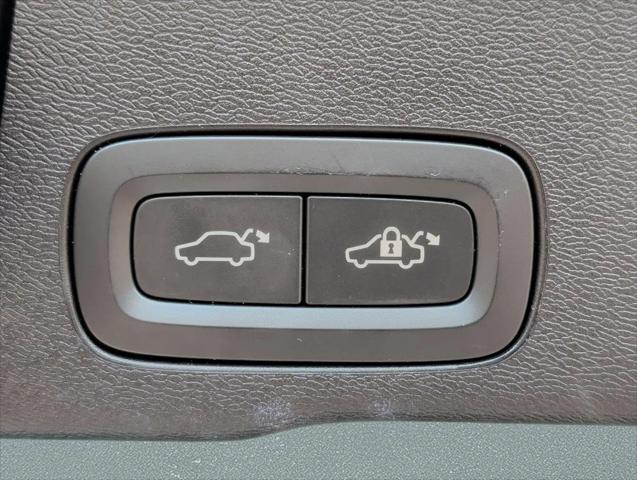 2024 Volvo XC60 Recharge T8 Core Dark Theme