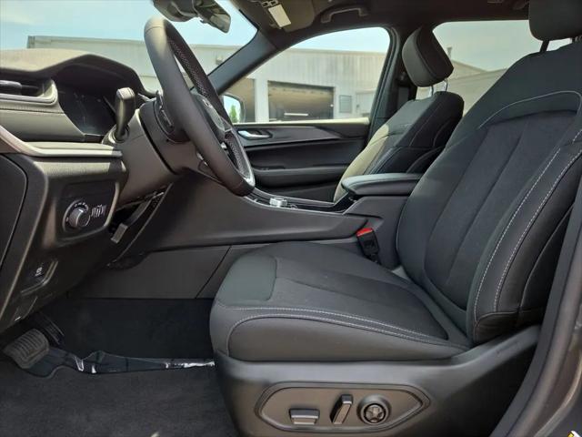2026 Jeep Grand Cherokee Laredo 4x2