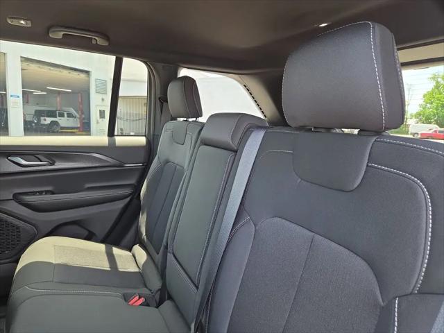 2026 Jeep Grand Cherokee Laredo 4x2