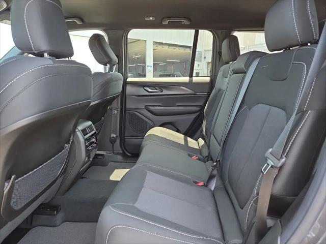 2026 Jeep Grand Cherokee Laredo 4x2