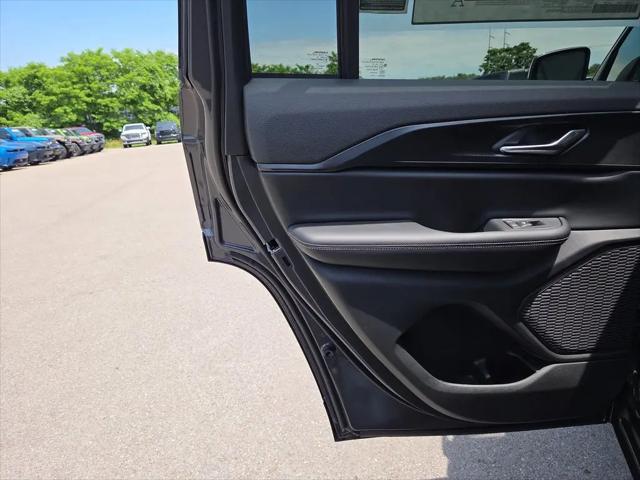 2026 Jeep Grand Cherokee Laredo 4x2