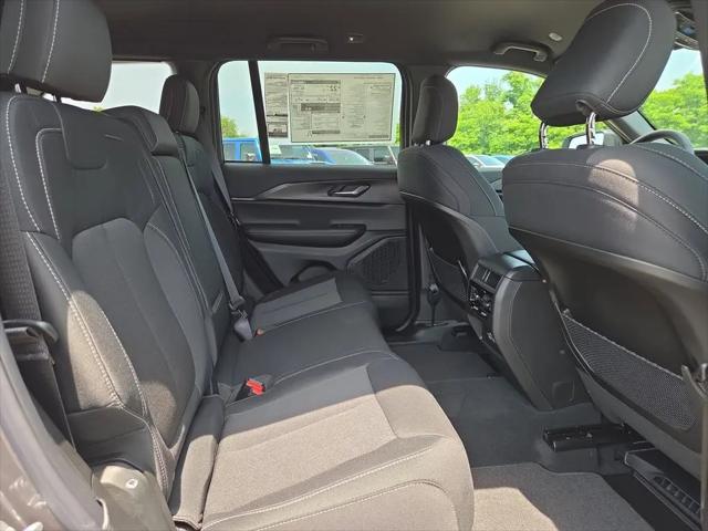 2026 Jeep Grand Cherokee Laredo 4x2
