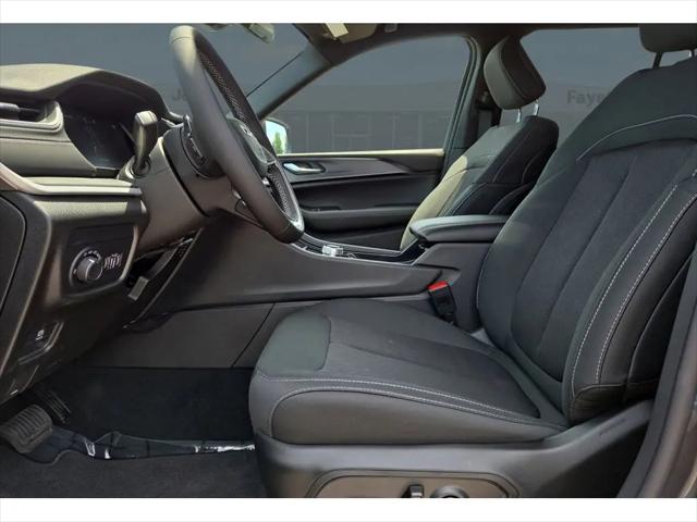 2026 Jeep Grand Cherokee Laredo 4x2