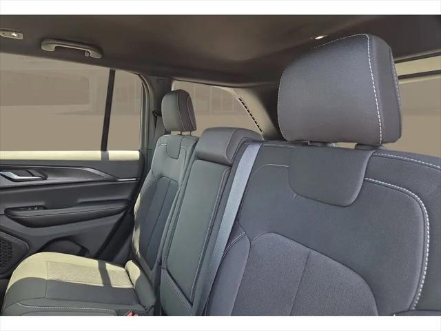 2026 Jeep Grand Cherokee Laredo 4x2