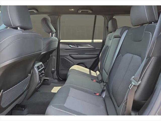 2026 Jeep Grand Cherokee Laredo 4x2