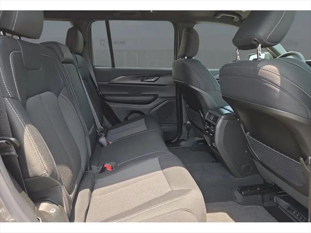 2026 Jeep Grand Cherokee Laredo 4x2