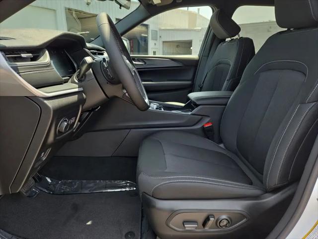 2026 Jeep Grand Cherokee Laredo 4x2
