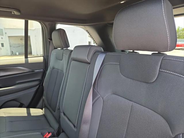 2026 Jeep Grand Cherokee Laredo 4x2