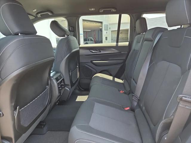 2026 Jeep Grand Cherokee Laredo 4x2