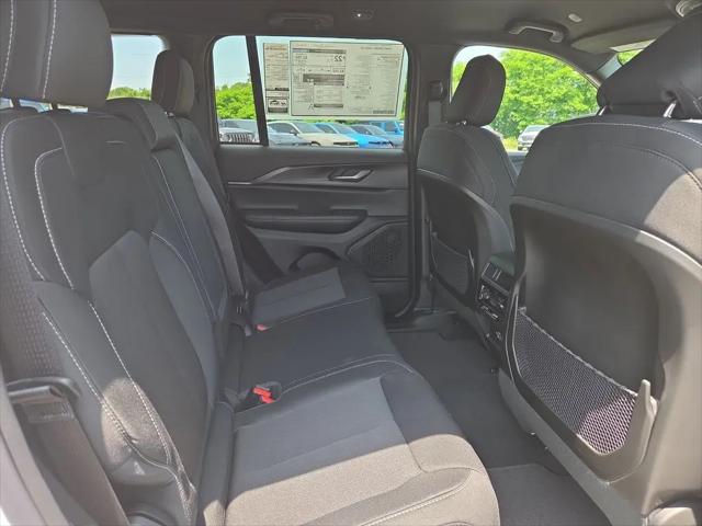 2026 Jeep Grand Cherokee Laredo 4x2