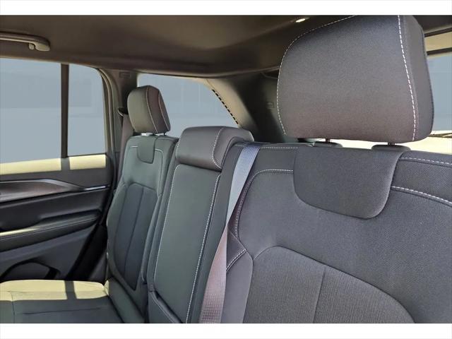 2026 Jeep Grand Cherokee Laredo 4x2