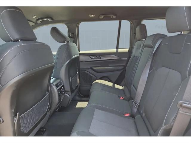 2026 Jeep Grand Cherokee Laredo 4x2