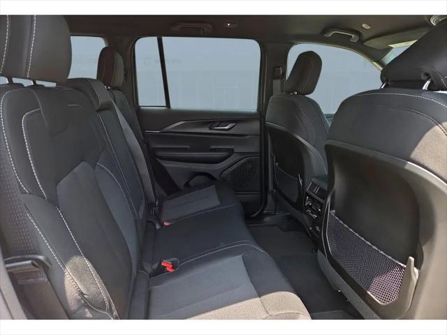 2026 Jeep Grand Cherokee Laredo 4x2