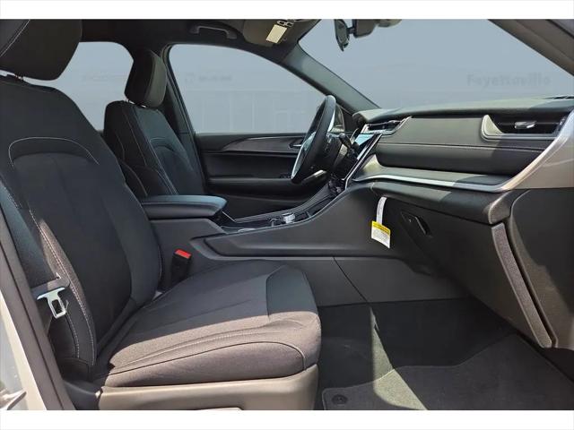 2026 Jeep Grand Cherokee Laredo 4x2