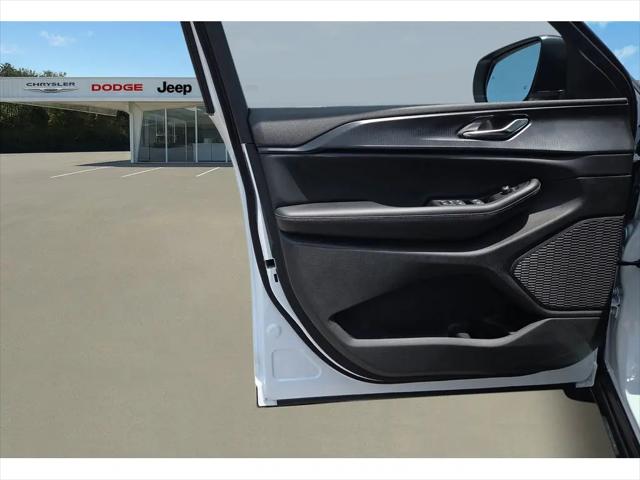 2026 Jeep Grand Cherokee Laredo 4x2