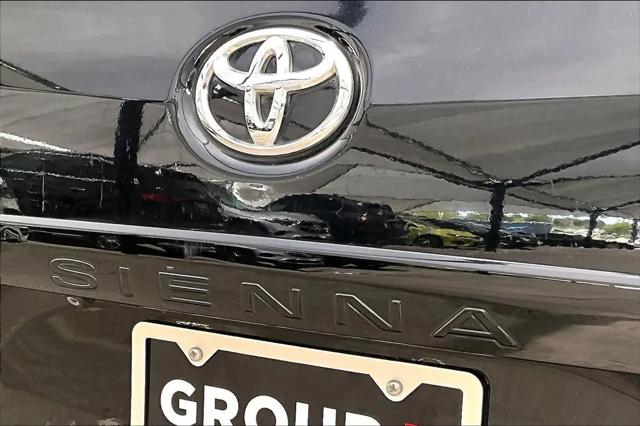 2015 Toyota Sienna SE 8 Passenger