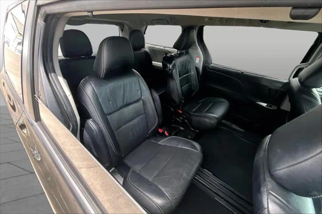 2015 Toyota Sienna SE 8 Passenger
