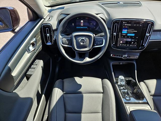 2026 Volvo XC40 Plus, B5 AWD Gas (mild hybrid), Dark