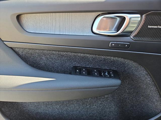 2026 Volvo XC40 Plus, B5 AWD Gas (mild hybrid), Dark