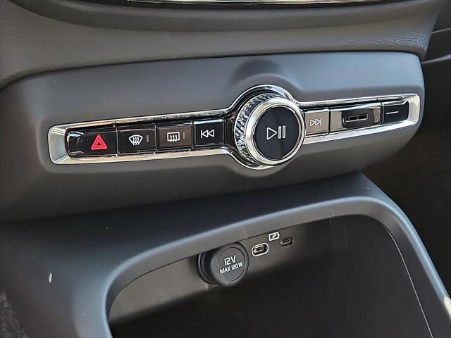 2026 Volvo XC40 Plus, B5 AWD Gas (mild hybrid), Dark
