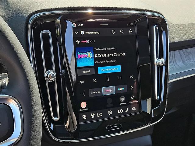 2026 Volvo XC40 Plus, B5 AWD Gas (mild hybrid), Dark