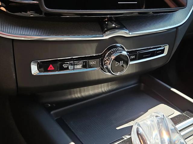 2026 Volvo XC60 Plug-In Hybrid Black Edition Ultra, T8 AWD Electric/Gasoline, Dark