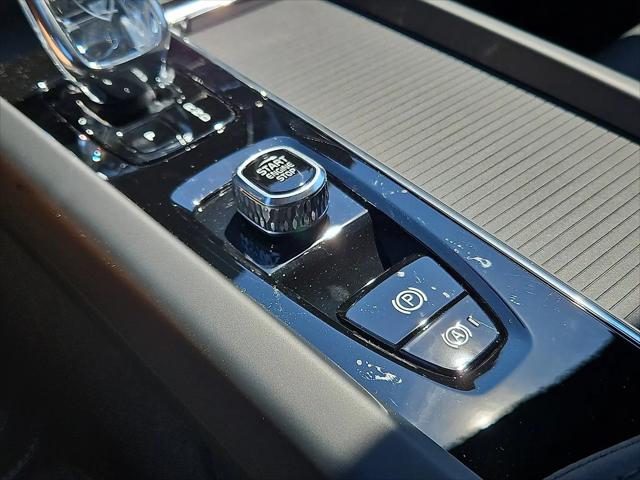 2026 Volvo XC60 Plug-In Hybrid Black Edition Ultra, T8 AWD Electric/Gasoline, Dark