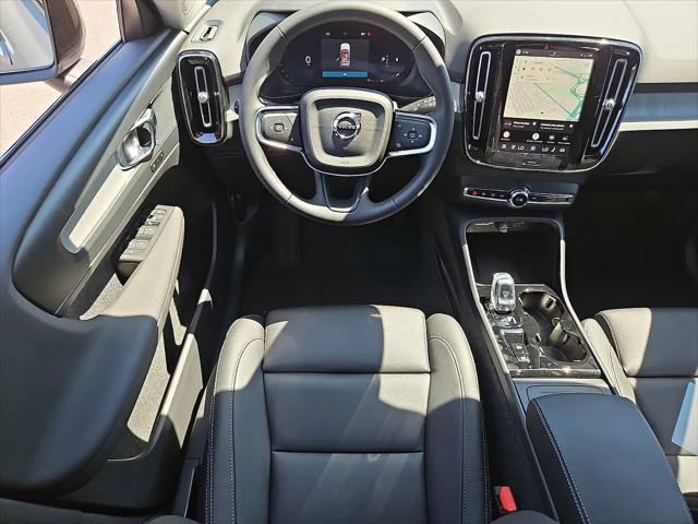 2026 Volvo XC40 Plus, B5 AWD Gas (mild hybrid), Dark