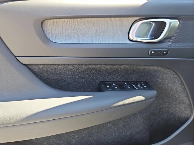 2026 Volvo XC40 Plus, B5 AWD Gas (mild hybrid), Dark
