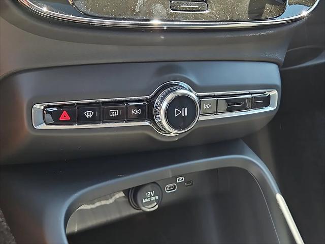 2026 Volvo XC40 Plus, B5 AWD Gas (mild hybrid), Dark