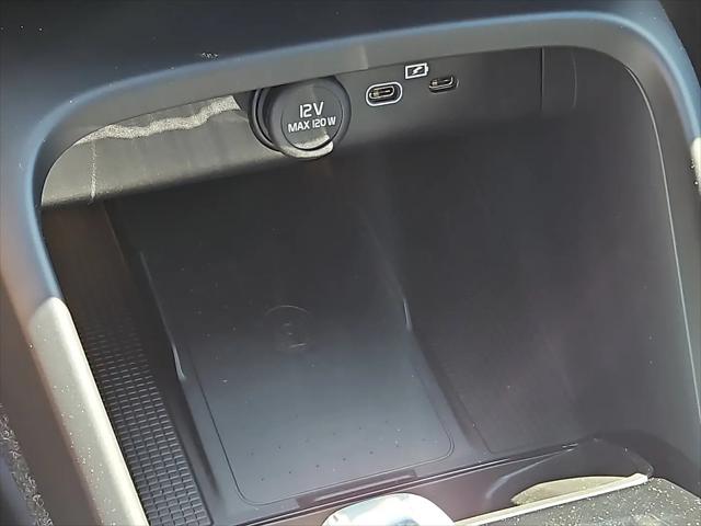 2026 Volvo XC40 Plus, B5 AWD Gas (mild hybrid), Dark