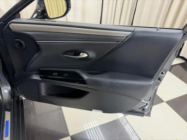 2024 Lexus ES 300h F SPORT Handling