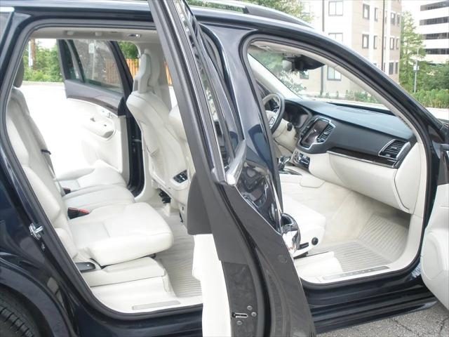 2016 Volvo XC90 T6 Momentum