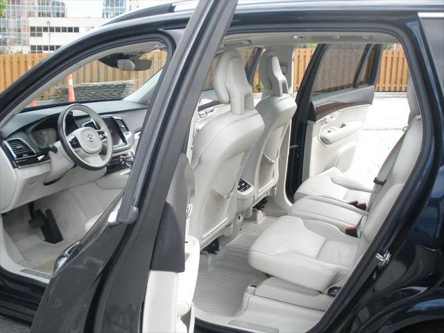 2016 Volvo XC90 T6 Momentum