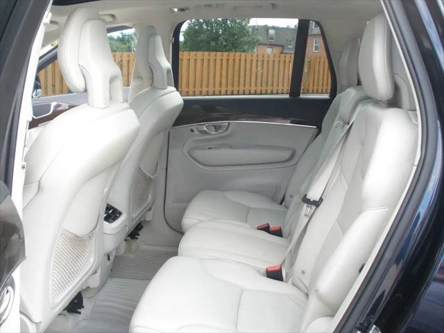 2016 Volvo XC90 T6 Momentum