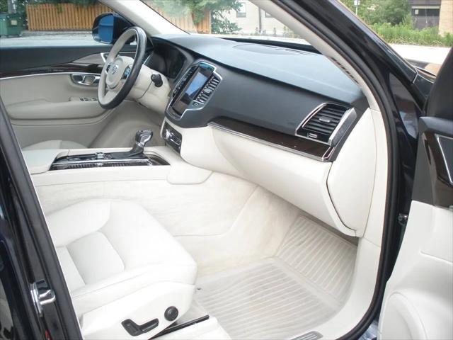 2016 Volvo XC90 T6 Momentum