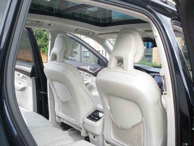 2016 Volvo XC90 T6 Momentum