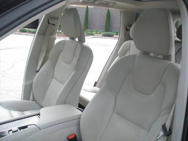 2016 Volvo XC90 T6 Momentum